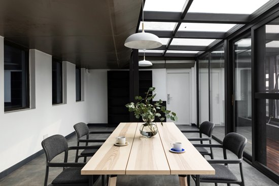 有時(shí)光畫(huà)廊，有瑞靄祥云，還有浪漫浴室……這個(gè)290㎡梵高藍(lán)現(xiàn)代風(fēng)四居室美到爆！